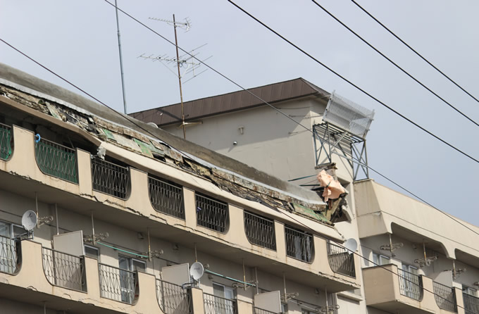 札幌市西区 老朽化マンション庇（ひさし）崩落事故-3